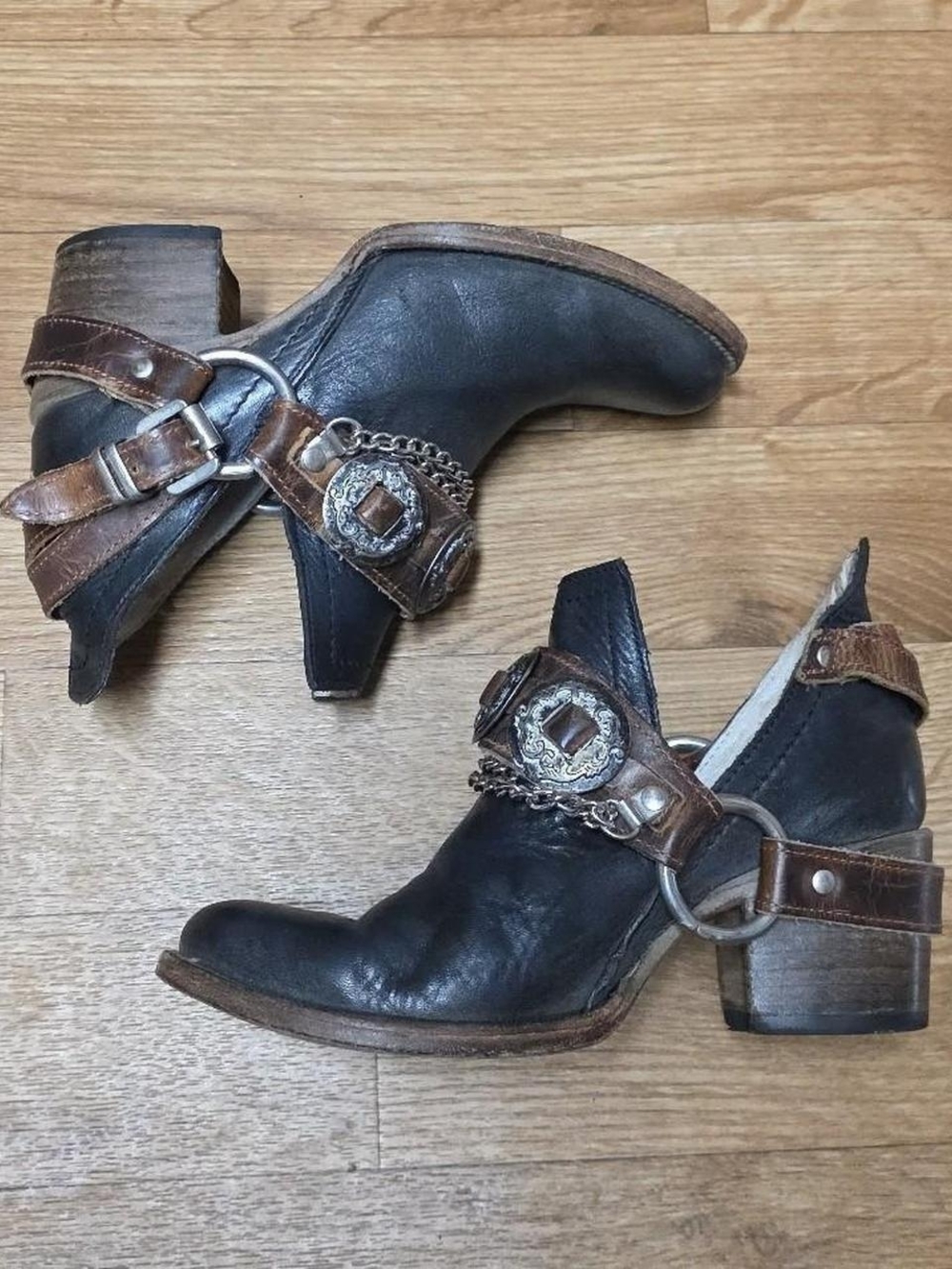 FREEBIRD BY STEVEN Freebird Mystic Chain Boot Belt Ankle Booties Size 5 - Picture 2 of 8